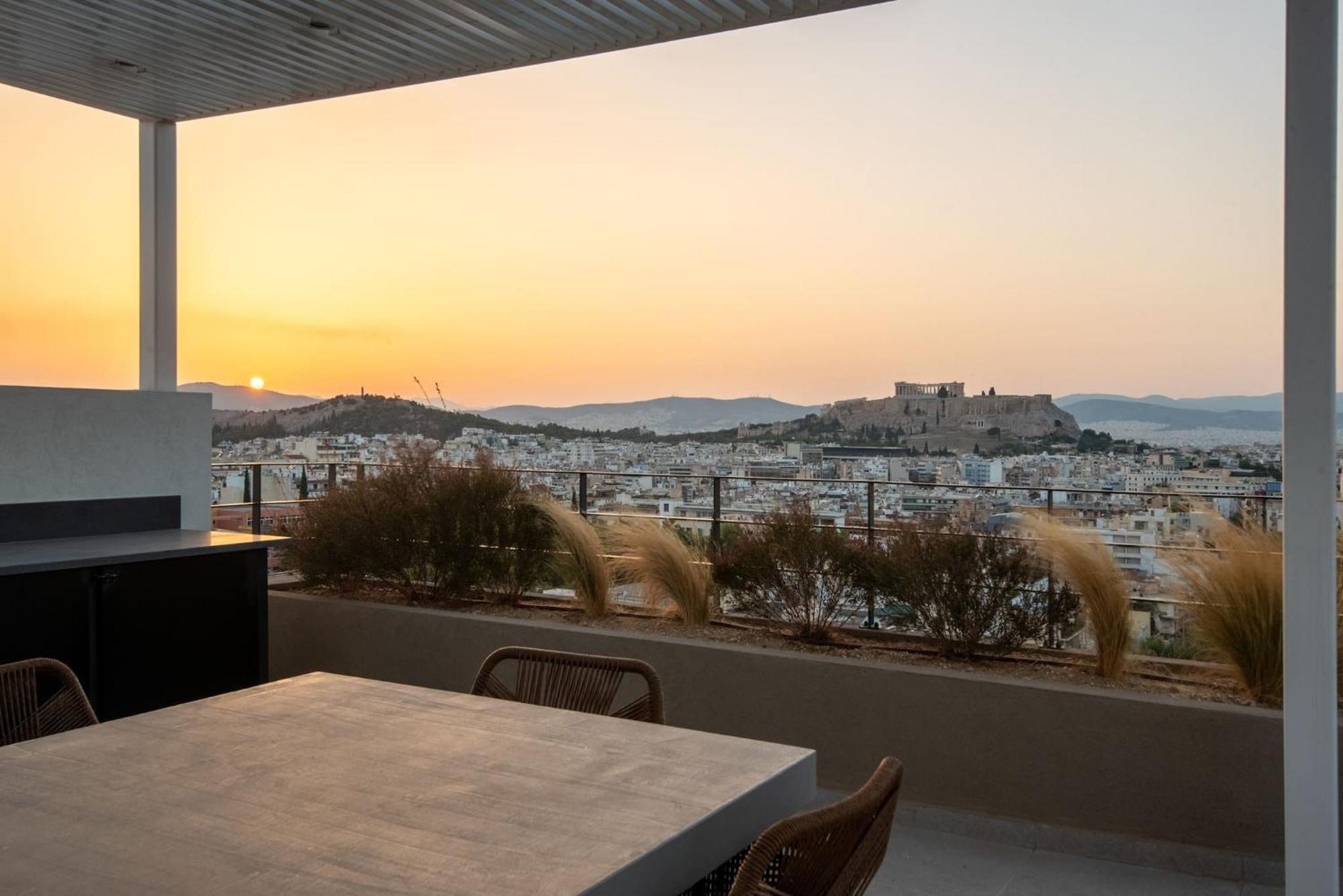 Urban Apt With Stunning Acropolis View & Roofdeck Atina Dış mekan fotoğraf