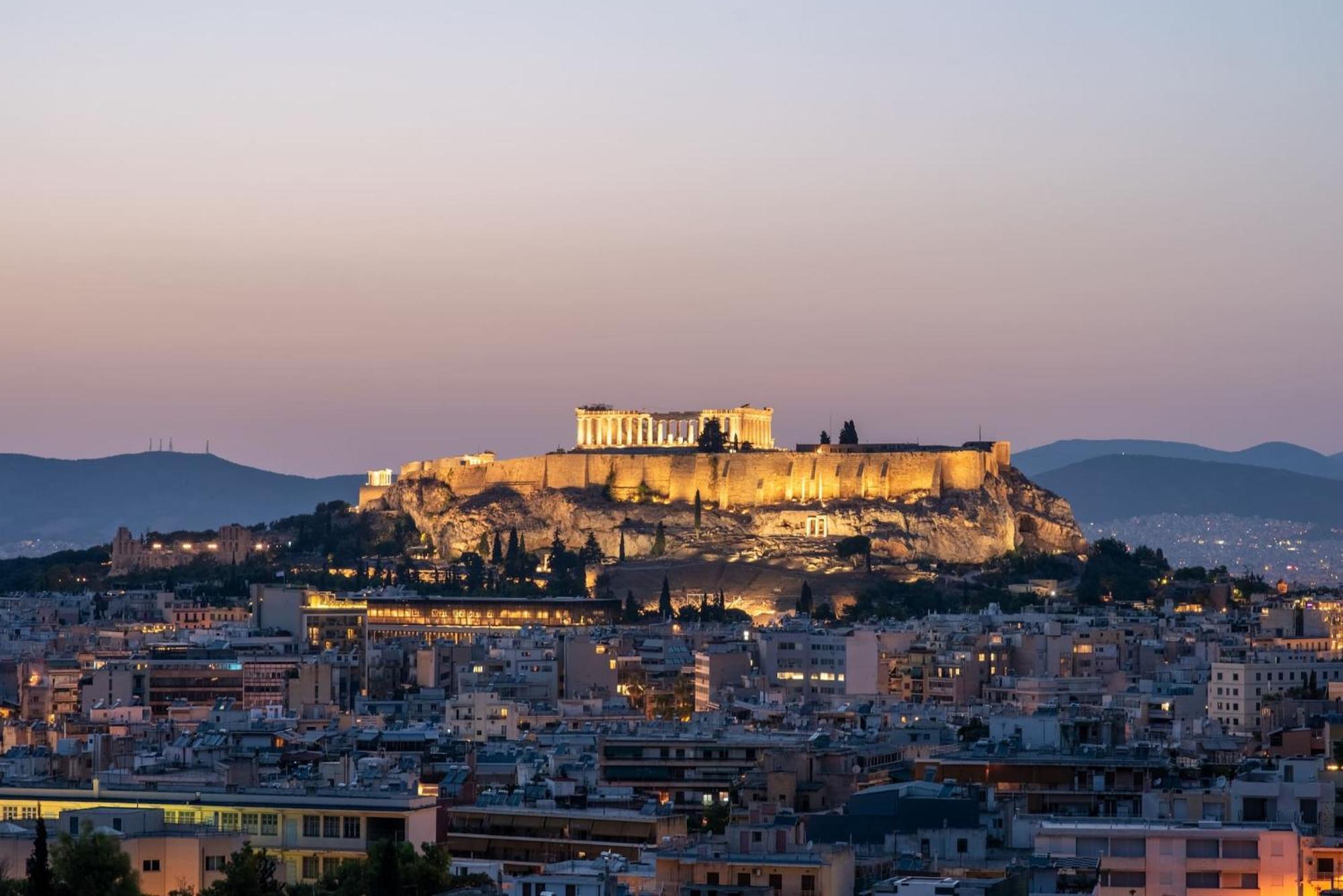 Urban Apt With Stunning Acropolis View & Roofdeck Atina Dış mekan fotoğraf